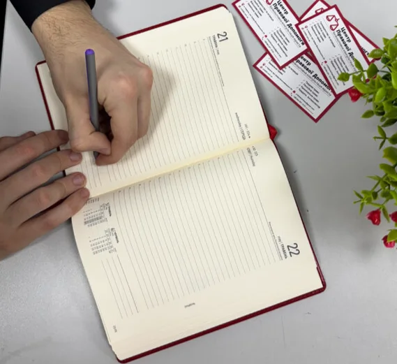 юрист офісу Центру Правової Допомоги у Черкасах занотовує важливі моменти у блокнот