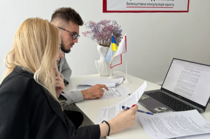 юристи Центру Правової Допомоги в івано-Франківську вивчають справу клієнта