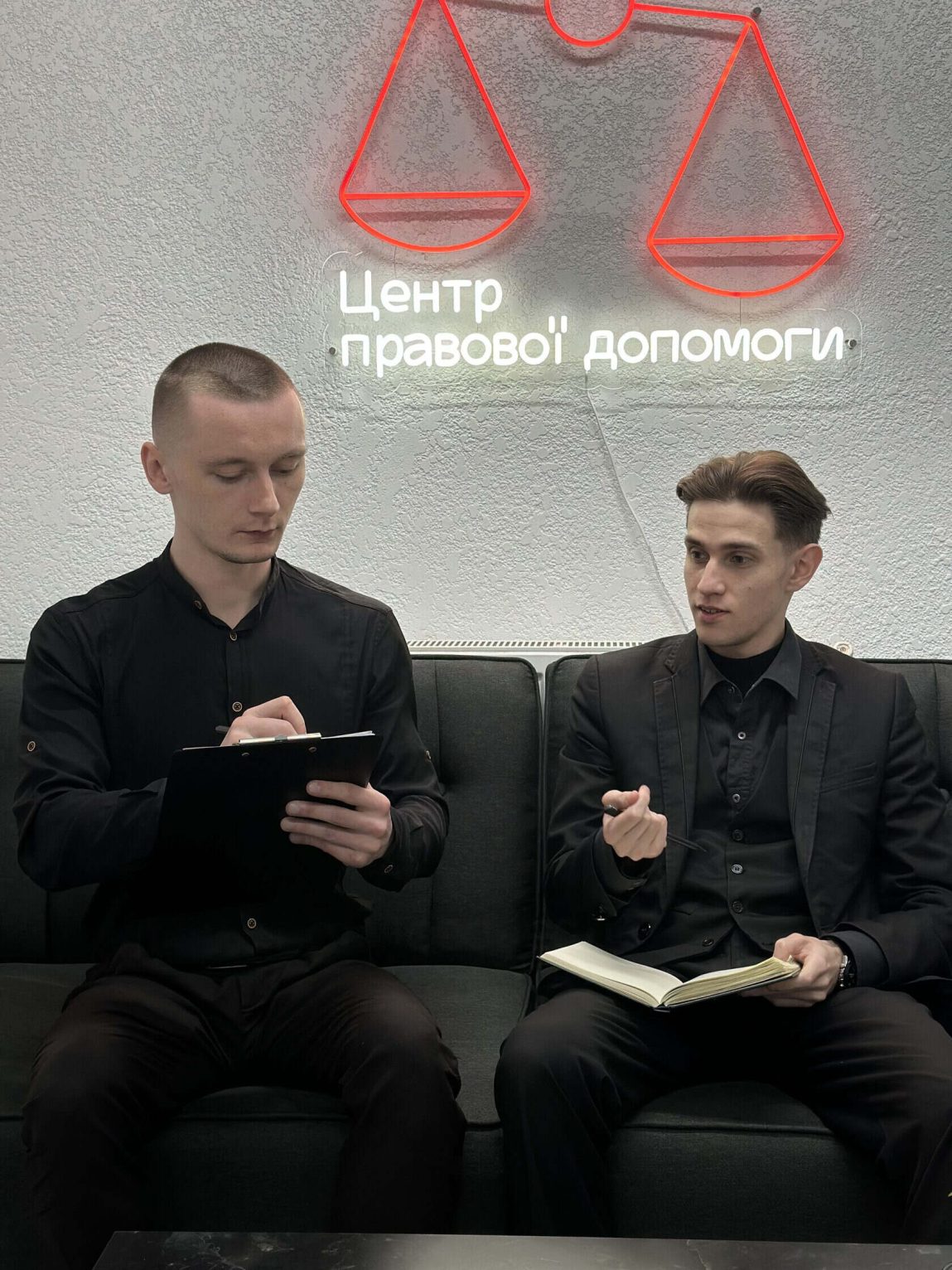 Юристи сімейного права Центру Правової Допомоги у Тернополі обговорюють вирішення справи клієнта