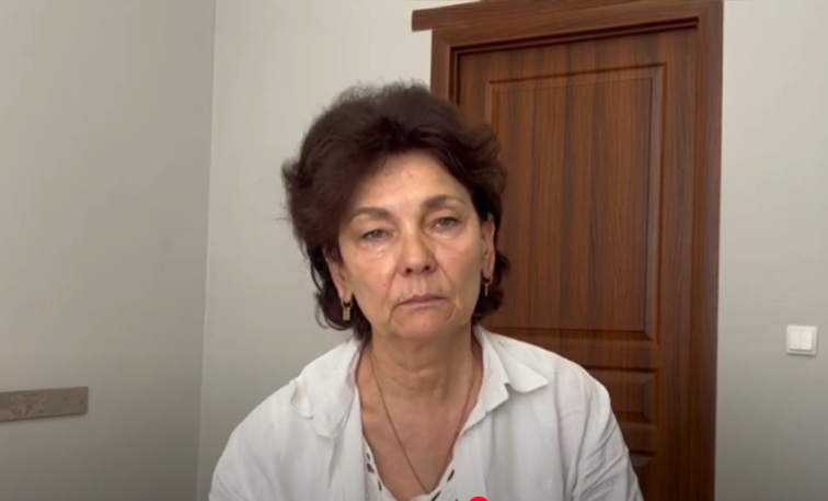 Жінка надає відгук після її успішної консультації з юристом Центру правової допомоги з пенсійного права